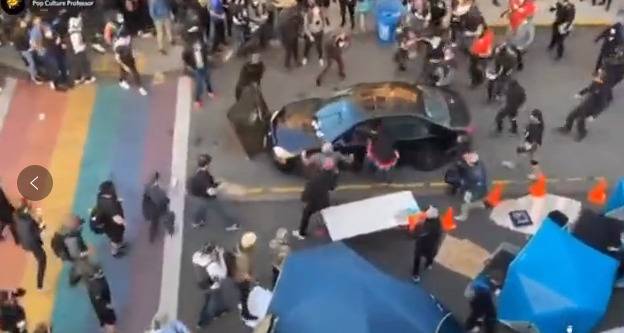 男子开车冲向人群；抗议现场视频截图