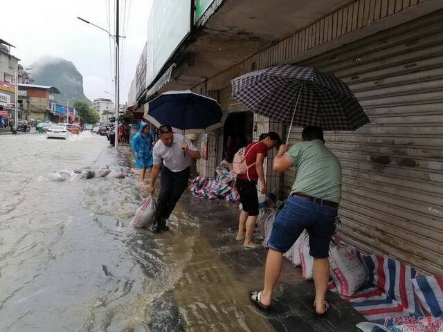 闻“汛”而动，向水而行！我区纪检监察干部积极投身防汛抗洪救灾工作