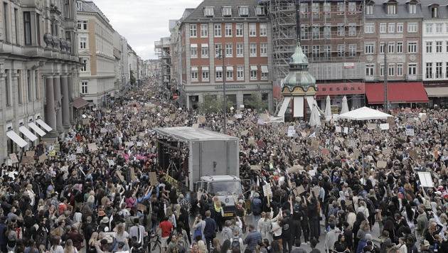 1.5万人聚集丹麦首都哥本哈根游行示威 反对种族主义