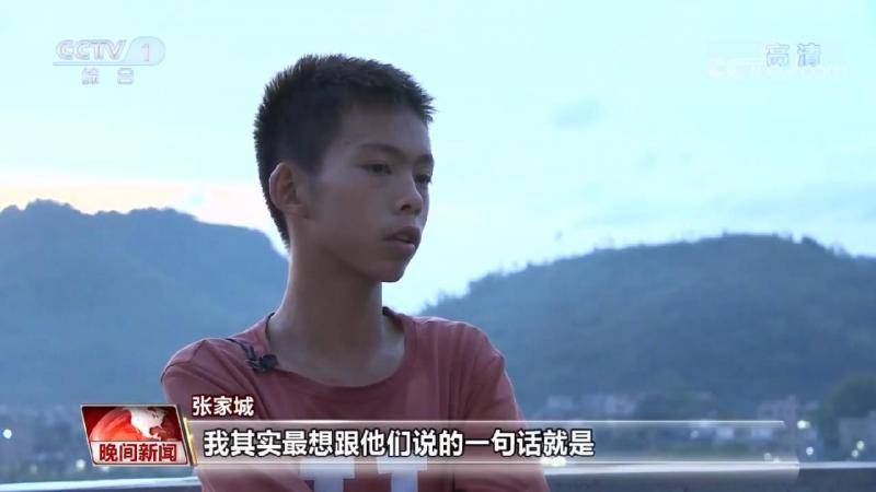 14岁少年张家城单手托起篮球梦