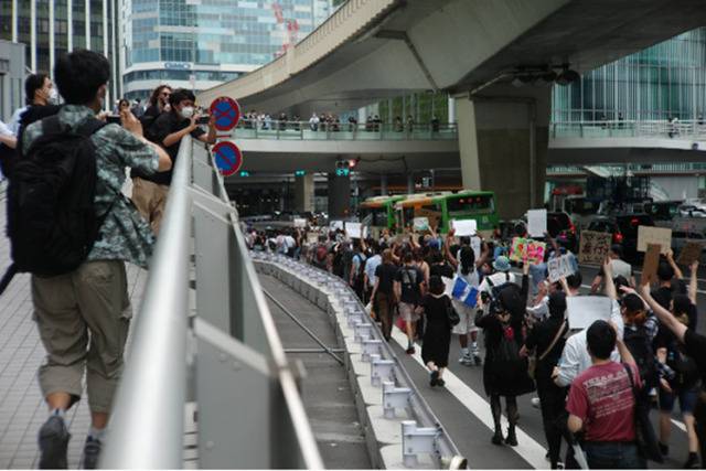 日本东京大阪出现大规模抗议集会 反对种族主义