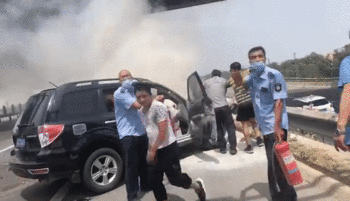 北京一轿车自燃后爆炸 这4人救了两条命