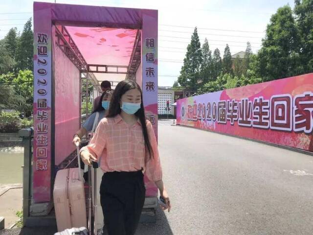 毕业不留遗憾，师大香樟树下的毕业典礼一切正好