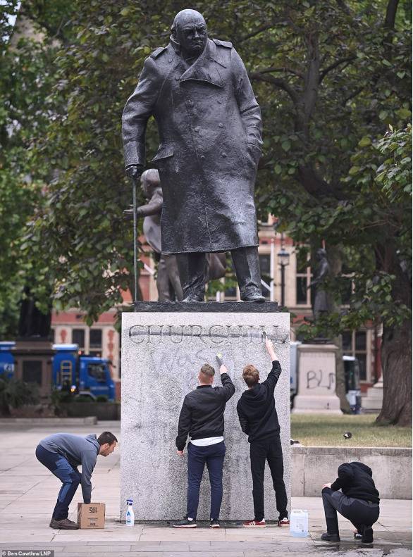 伦敦地标丘吉尔雕像被示威者涂鸦“是种族主义者”