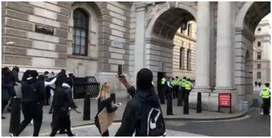 伦敦多名警察遇袭 约翰逊怒批:抗议已被“暴行”颠覆