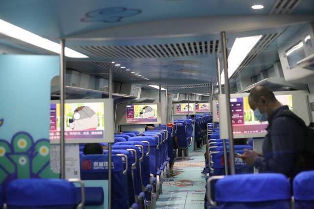 应用5G通讯技术后，乘客将可在车厢内观看网络电视直播。新京报记者王贵彬摄