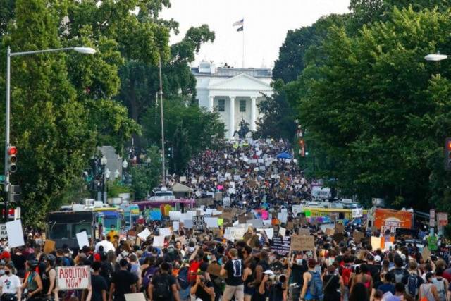 华盛顿哥伦比亚特区警方统计，6月6日约有3000名抗议群众在白宫附近的第16街区聚集。（图源：美联社）