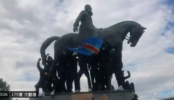 比利时示威者爬上殖民时期国王雕像 高喊“凶手”