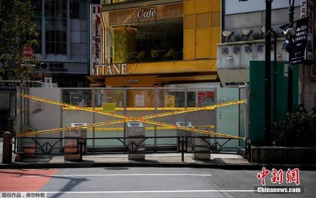 疫情期间，日本外出民众减少，大量商店关门歇业。图为4月日本进入紧急状态后的东京街头。