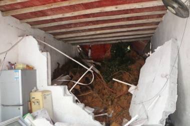 广西河池山体滑坡压垮民房 已造成2人遇难