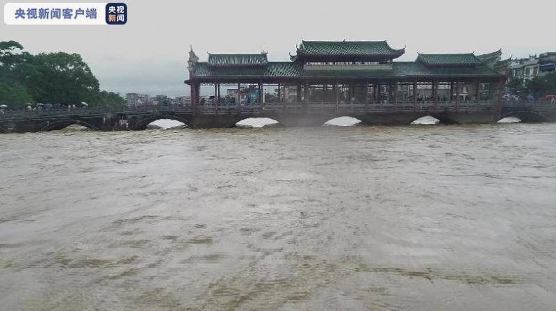 广西富川：富江河水位超警戒河水倒灌 城区房屋被淹