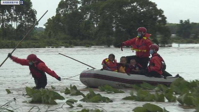 广西富川：富江河水位超警戒河水倒灌 城区房屋被淹