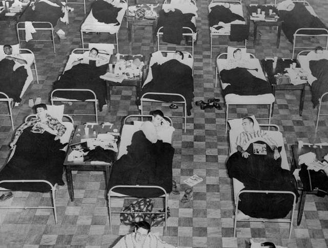 感染了1957年亚洲流感（AsianFLu）的学生，躺在麻州大学学生活动中心设置的临时病床上。全美国有超过10万人死于这种病毒。PHOTOGRAPHBY