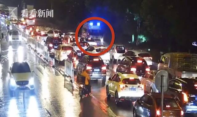 交警雨中狂奔为救护车开道 同事:他本该在家休息