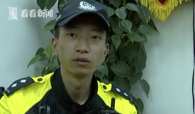 交警雨中狂奔为救护车开道 同事:他本该在家休息