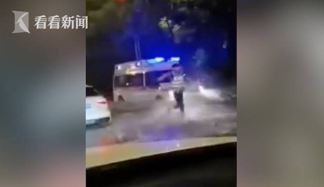 交警雨中狂奔为救护车开道 同事:他本该在家休息