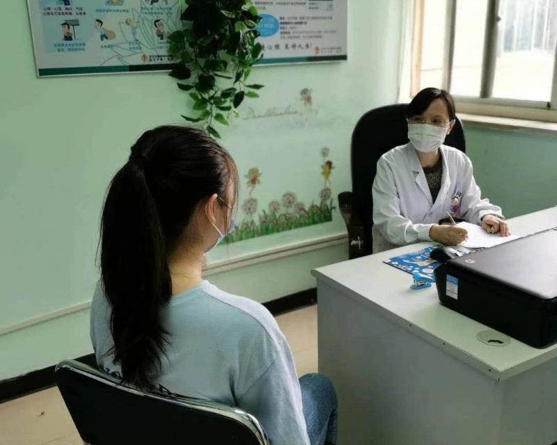梅俊华在睡眠障碍与心身疾病门诊接诊患者。武汉市第一医院图