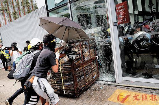 去年7月，暴徒冲击立法会大楼。（图自香港文汇报）