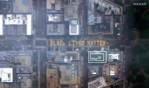 这张由马克萨尔科技公司6月6日提供的卫星图片显示的是美国华盛顿16街上由黄色油漆涂写的BLACK LIVES MATTER（黑人的命也是命）三个英文单词。新华社/路透