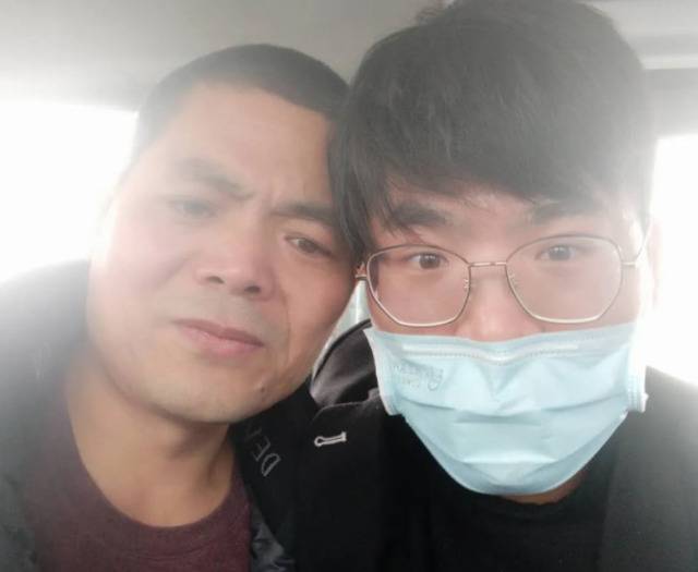 吴春红出狱后在车上与儿子合影。受访者供图