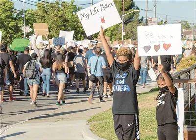  6月3日，人们在美国加利福尼亚州圣马特奥县抗议警察暴力执法和种族主义（新华社发）
