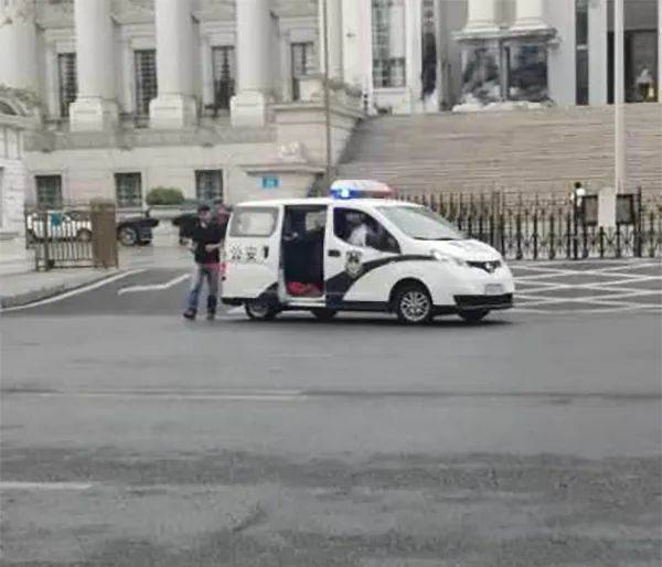 将法院牌匾涂黑后，男子打电话向警方报警自首。