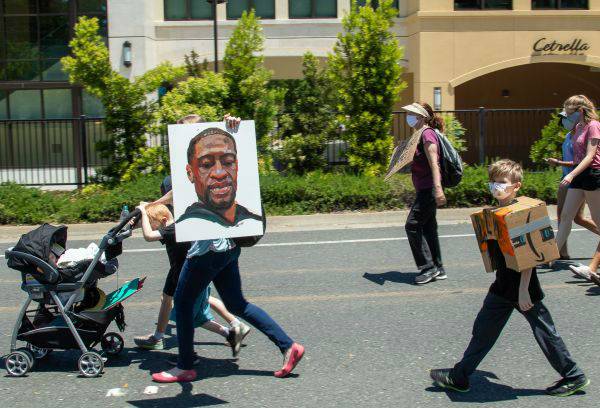  6月5日，人们在美国加利福尼亚州旧金山湾区洛斯阿尔托斯参加抗议活动。新华社发