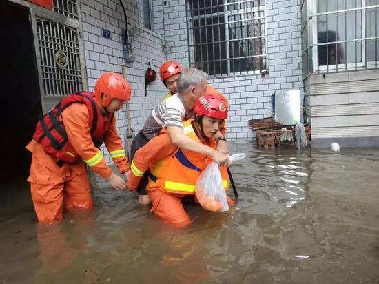 萍乡市消防人员正在转移受灾群众