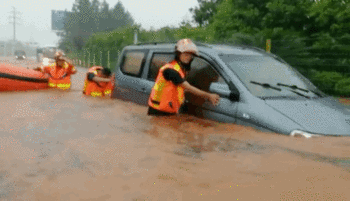  6月8日晚，江西省新余市暴雨致城市内涝，仙女湖区部分道路被淹，大量人员、车辆被困（图/江西消防）
