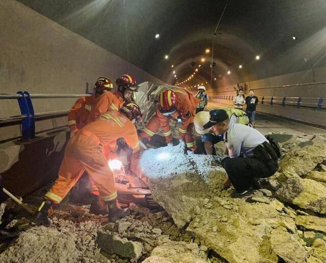雅安青鼻山隧道洞壁外层脱落埋压一司机致死 救援画面公开