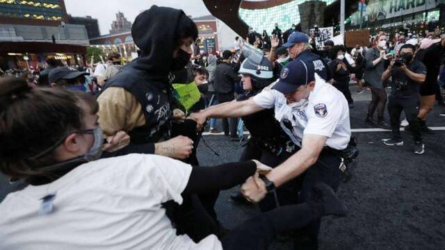 5月29日纽约市警察逮捕抗议者。（图源：欧洲图片新闻社）