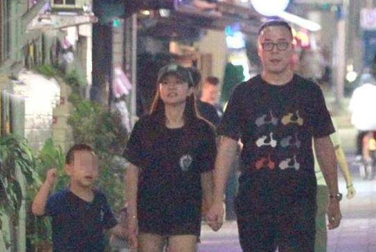 赵元同与名媛林以婕牵手逛街