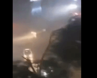 黑龙江安达遭12级大风袭击 居民家窗框被吹变形