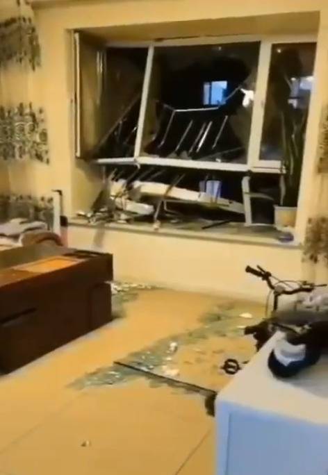 黑龙江安达遭12级大风袭击 居民家窗框被吹变形