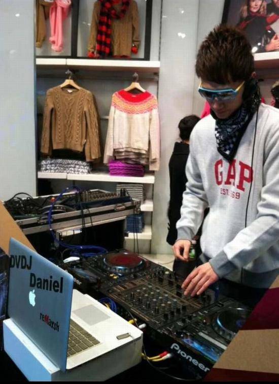 《绅士雅集》杂志曾称其为成都知名DJ。家属供图