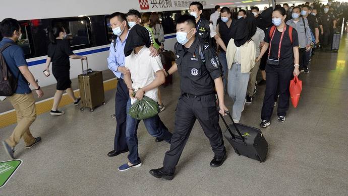 信用卡遭盗刷反而被抓了？上海警方破获全国首例新型信用卡诈骗案，案值逾亿元