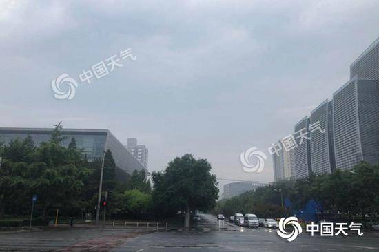 今天早晨，北京海淀出现降雨，路面湿滑。
