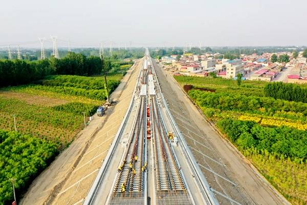 京雄城际铁路河北段开始铺轨 中国铁建施工