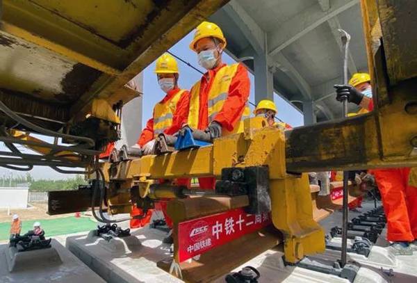 京雄城际铁路河北段开始铺轨 中国铁建施工