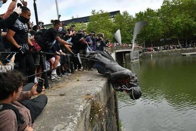 英国示威者将爱德华·科尔斯顿的雕像拽倒并推进河里