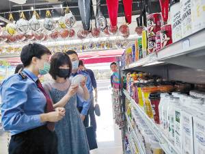 市场监管部门检查校园周边店铺