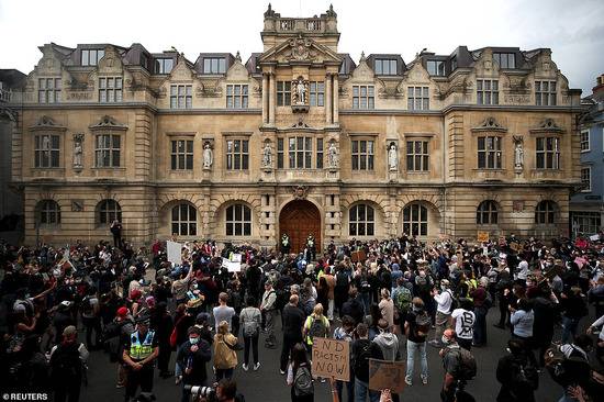 抗议者聚集在牛津奥里尔学院外的塞西尔·罗兹雕像前，要求拆除雕像。（图源：路透社）