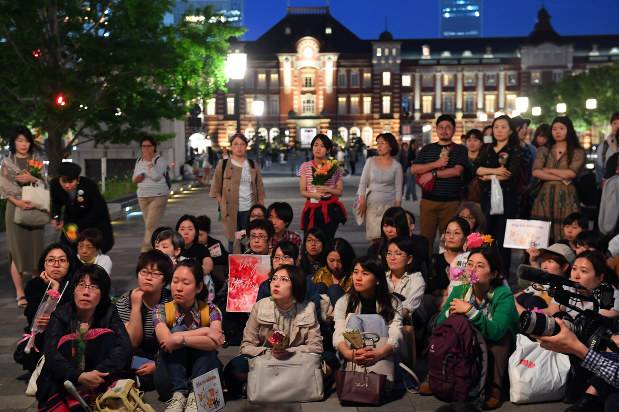 日本东京站前的“鲜花抗议”（每日新闻）