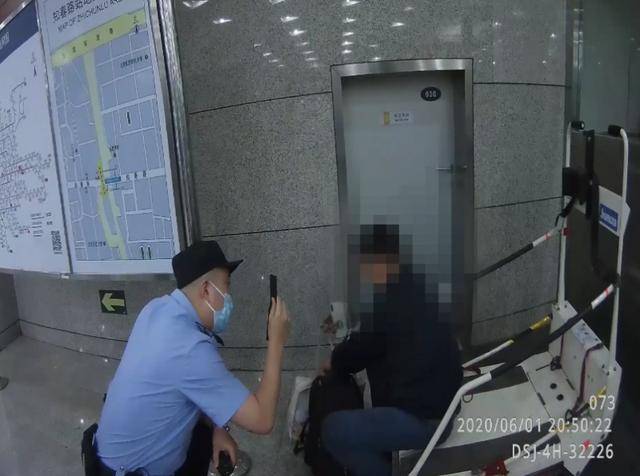 北京一男子地铁逃票被抓 撕毁罚单抓伤俩民警被刑拘