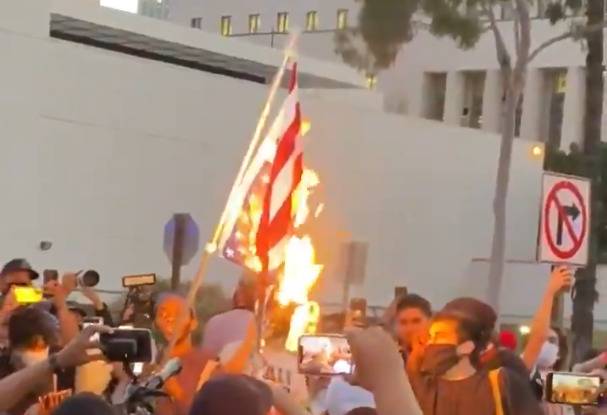 洛杉矶抗议者在示威中焚烧美国国旗来源：视频截图