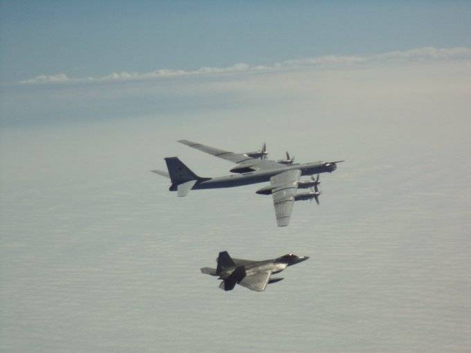 美军F22隐形战机（下）拦截俄军图95战略轰炸机（上）。（图源：北美空防司令部社交账户）