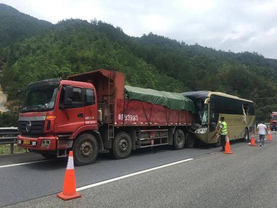 浙江丽水一大客车追尾重型货车 已致1死17伤