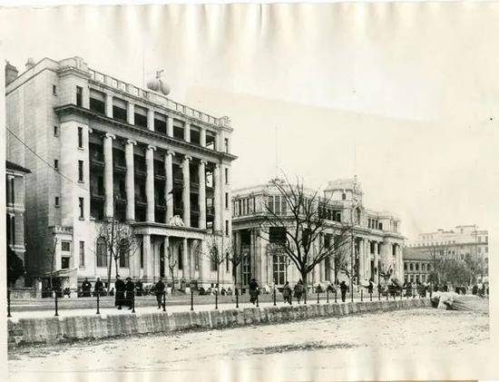 1927年汉口英租界汇丰银行、花旗银行。图源：人民网