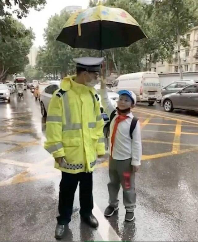 你雨中奔跑的背影真帅！