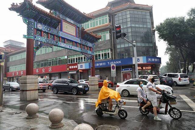 百货大楼周边的围挡已拆除，允许市民正常通行。摄新京报记者王飞